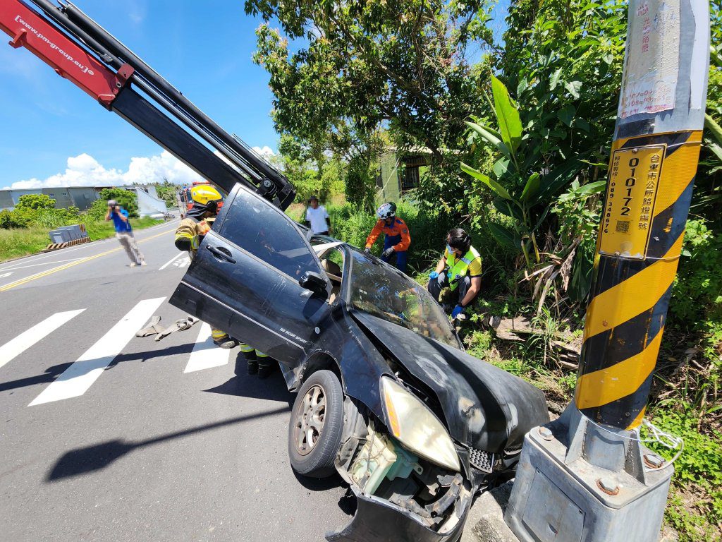 台東自小客車衝落水溝卡住! 車內3人一度受困1名女童送醫 台東自小客車衝落水溝卡住! 車內3人一度受困1名女童送醫