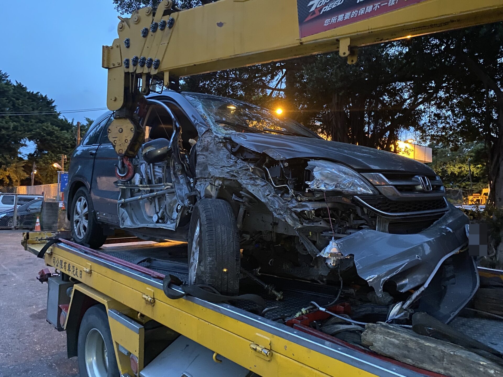 疑恍神釀禍猛撞大貨車！國1小客貨車頭零件散一地