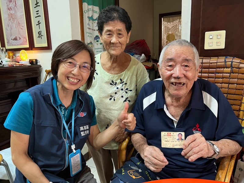 102歲駕照光榮退役!人瑞阿公暖心響應交通安全:這張駕照留作紀念 102歲駕照光榮退役!人瑞阿公暖心響應交通安全:這張駕照留作紀念