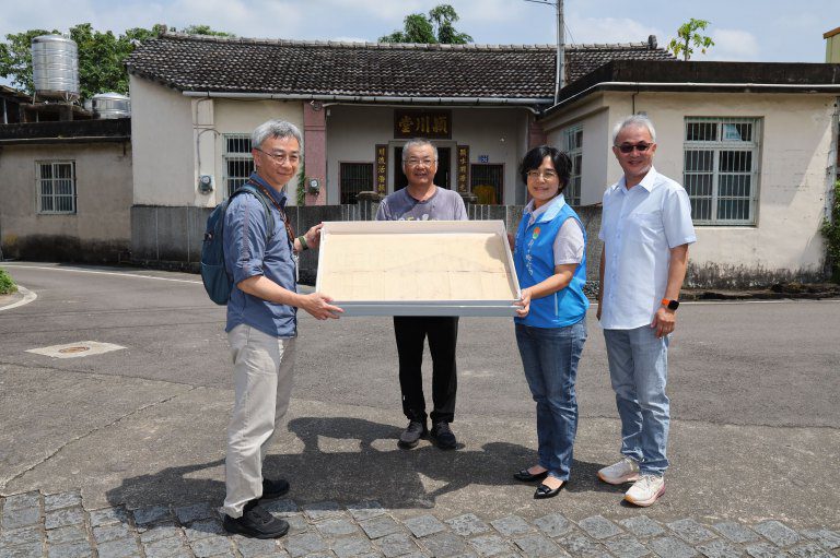 姜阿新洋樓木結構他蓋的！　木匠師鍾娘德後代捐贈手繪圖稿納竹縣典藏
