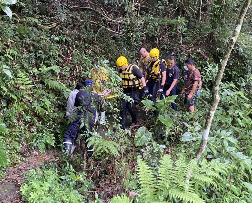 快訊/5男大生「千層岩瀑布」戲水 20歲男溺水滅頂 快訊/5男大生「千層岩瀑布」戲水 20歲男溺水滅頂
