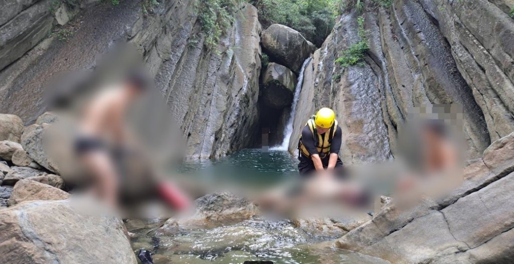 快訊/剛放暑假!5男大生「千層岩瀑布」戲水釀悲劇 20歲男溺水命危 快訊/剛放暑假!5男大生「千層岩瀑布」戲水釀悲劇 20歲男溺水命危