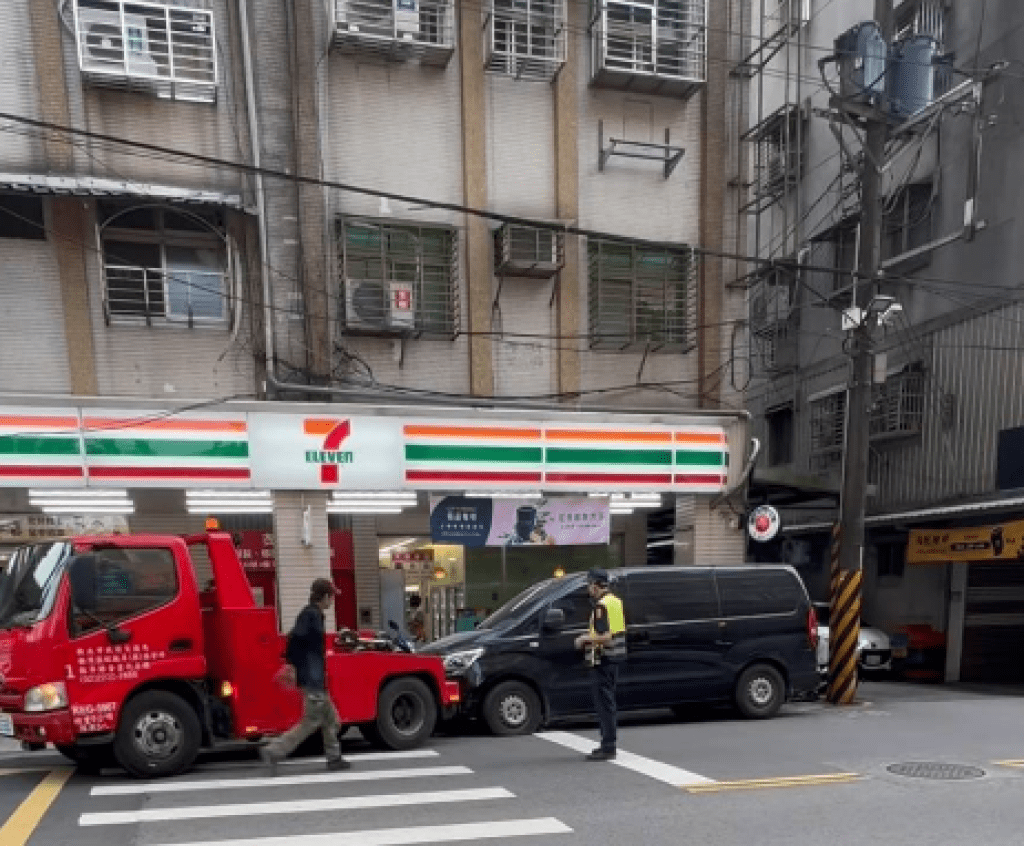 現場畫面曝光！汐止拖吊違停廂型車釀爆胎　拖吊業者賠3000和解