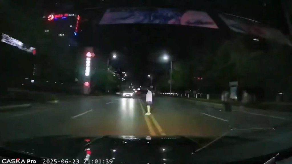 影/2車互閃遠光燈釀禍!視線一片白「沒看到路人站路中央」 下秒把人撞飛影片瘋傳 影/2車互閃遠光燈釀禍!視線一片白「沒看到路人站路中央」 下秒把人撞飛影片瘋傳