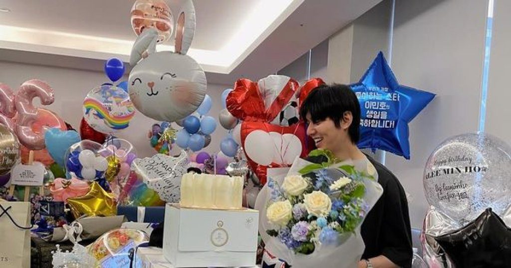 李敏鎬曬生日禮物掀「進貢文化」爭議 韓網兩派看法 李敏鎬曬生日禮物掀「進貢文化」爭議 韓網兩派看法