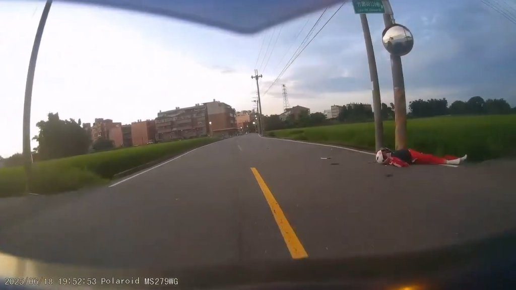 影/桃園學生雙載過彎失控!自撞電線桿人車噴飛雙雙倒地 驚悚影片瘋傳 影/桃園學生雙載過彎失控!自撞電線桿人車噴飛雙雙倒地 驚悚影片瘋傳