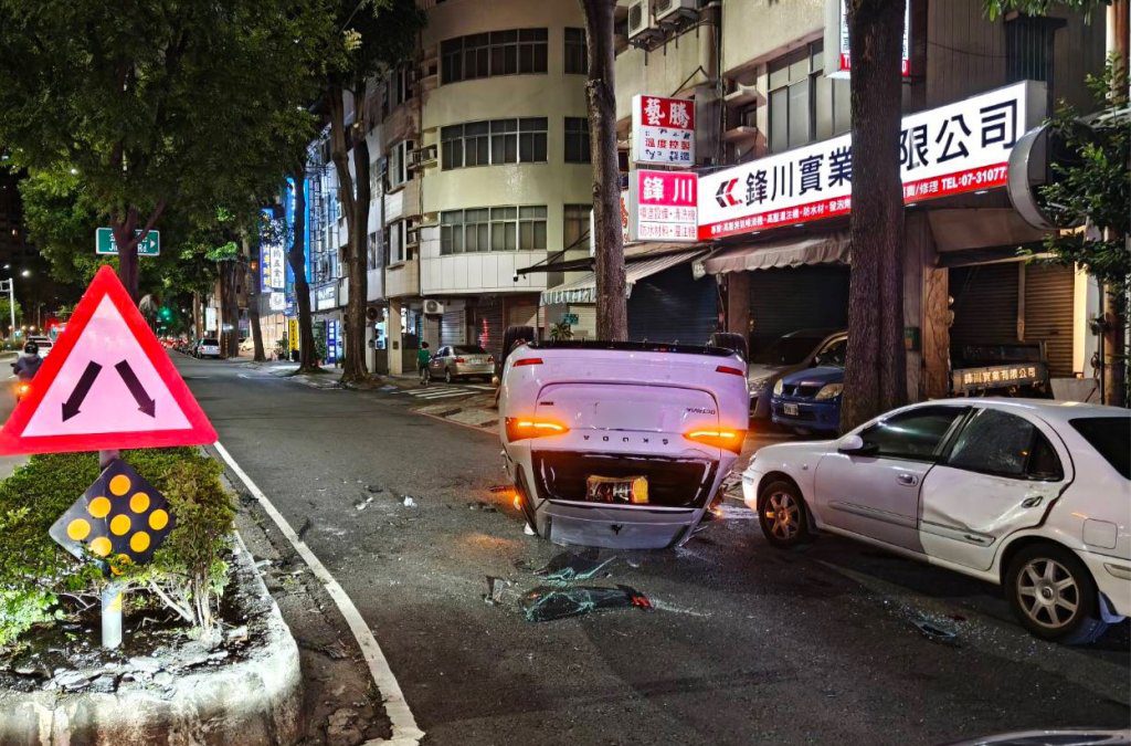 影/猛撞分隔島再翻車!高雄三民區驚見「車頂朝天」事故 影/猛撞分隔島再翻車!高雄三民區驚見「車頂朝天」事故