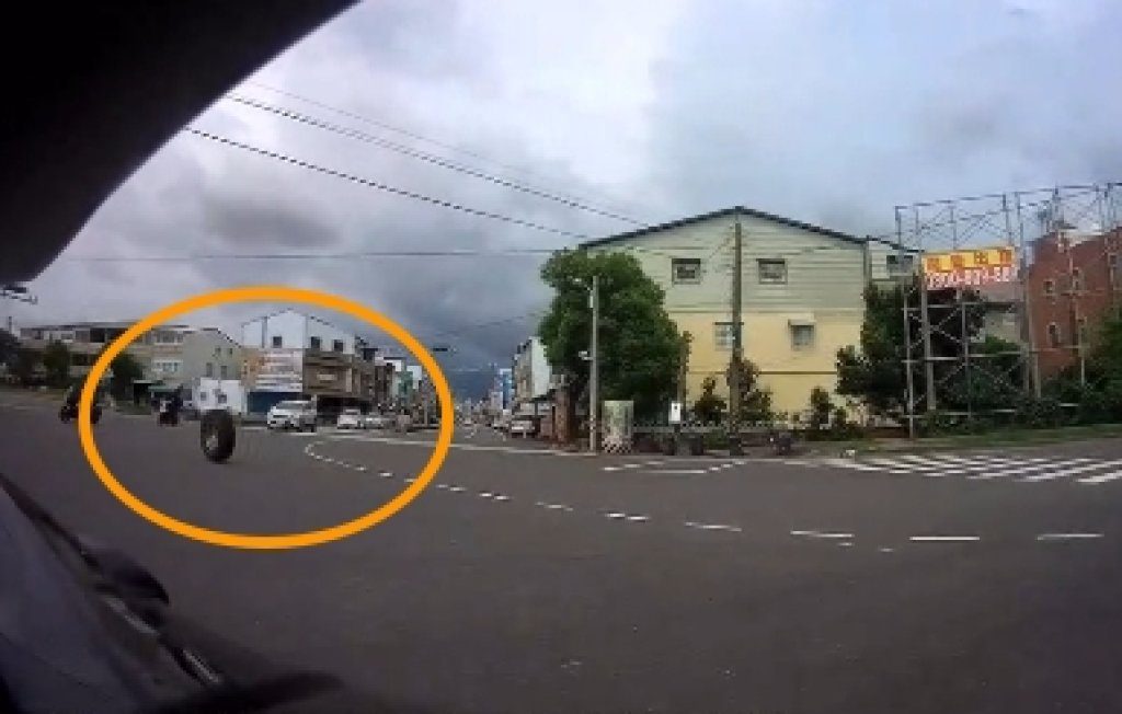 影/輪胎出走台南街頭!柳營路口驚見「孤輪亂竄」騎士全嚇傻 影/輪胎出走台南街頭!柳營路口驚見「孤輪亂竄」騎士全嚇傻