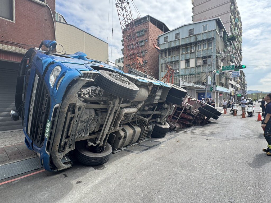 新北三重龍門路地面突塌陷　砂石車整輛掉落翻覆