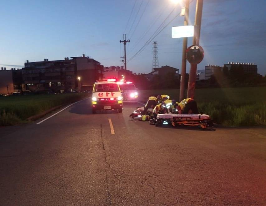 【有片】機車雙載撞電桿 2高中生傷重不治 【有片】機車雙載撞電桿 2高中生傷重不治