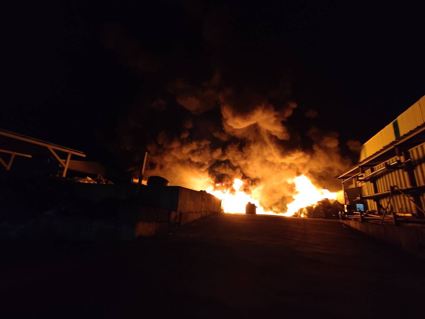 桃園觀音資收廠凌晨陷火海 出動近百名消防搶救 桃園觀音資收廠凌晨陷火海 出動近百名消防搶救