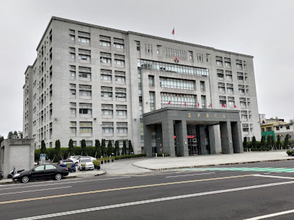 苗栗縣府科長疑似墜樓亡 凌晨發現陳屍辦公大樓後方坡道 苗栗縣府科長疑似墜樓亡 凌晨發現陳屍辦公大樓後方坡道