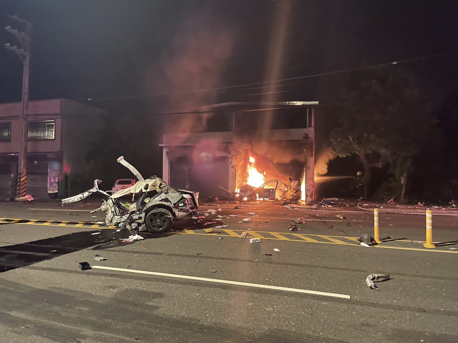 凌晨自撞民宅瞬間起火 汽車整台變廢鐵