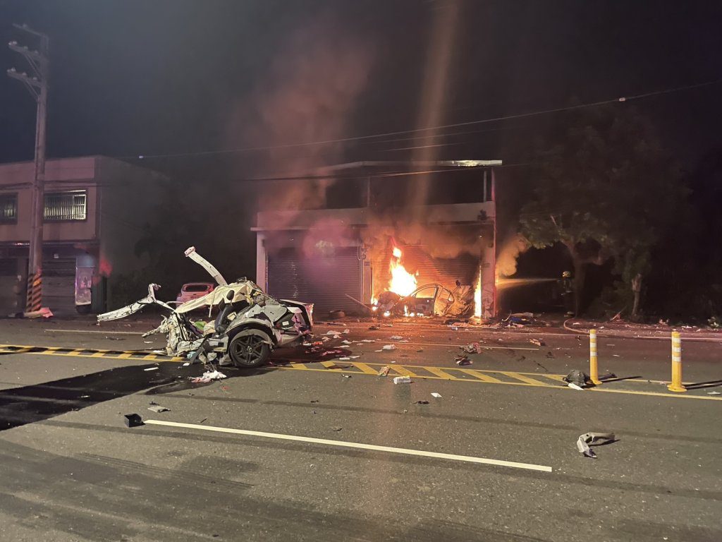 撞擊畫面曝光!桃園新屋賓士車撞民宅釀火燒車停電 駕駛住戶受傷 撞擊畫面曝光!桃園新屋賓士車撞民宅釀火燒車停電 駕駛住戶受傷