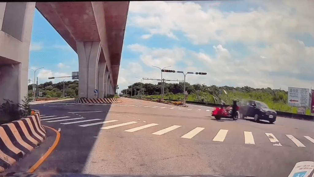 赤兔馬粉碎!女重機隊長遭左轉車撞飛命危 車友集氣盼奇蹟 赤兔馬粉碎!女重機隊長遭左轉車撞飛命危 車友集氣盼奇蹟