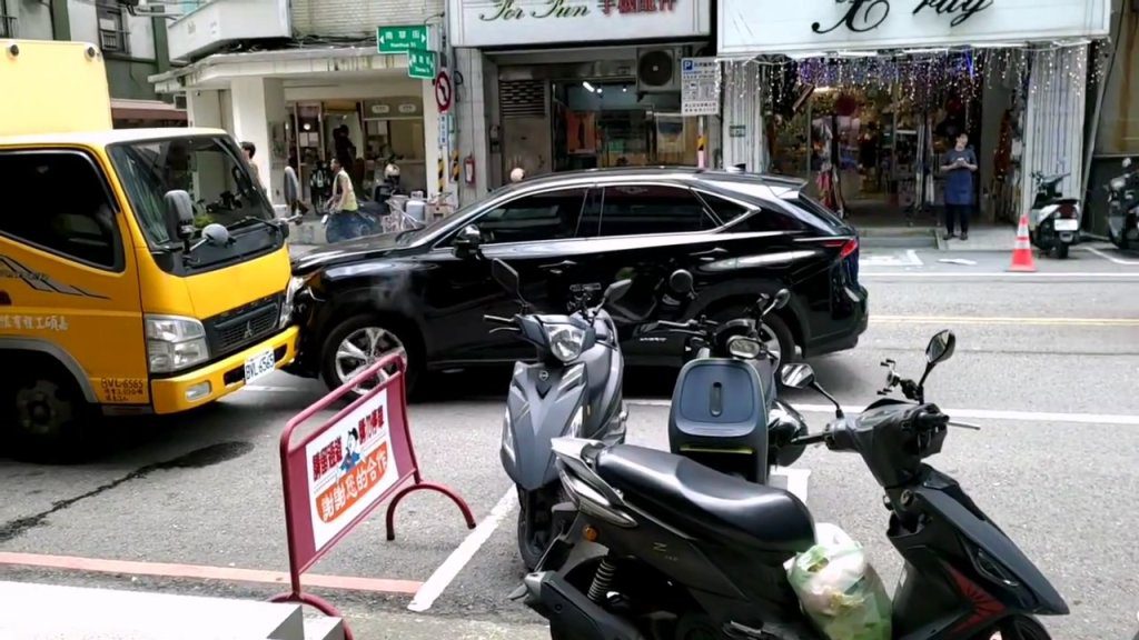 影/高齡駕駛事故!對撞工程車「拼命踩油門燒胎」 目擊者:假牙掉嘴外的老阿公 影/高齡駕駛事故!對撞工程車「拼命踩油門燒胎」 目擊者:假牙掉嘴外的老阿公