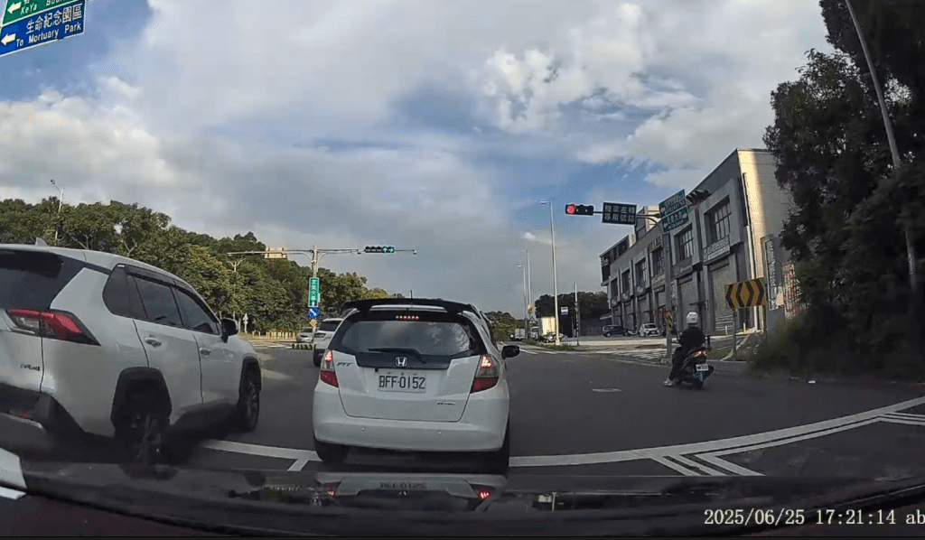 爆料/遇到「逼車慣犯」?被按喇叭疑「路怒症」發作 惡意逼車擋道最後竟未「現身」 爆料/遇到「逼車慣犯」?被按喇叭疑「路怒症」發作 惡意逼車擋道最後竟未「現身」