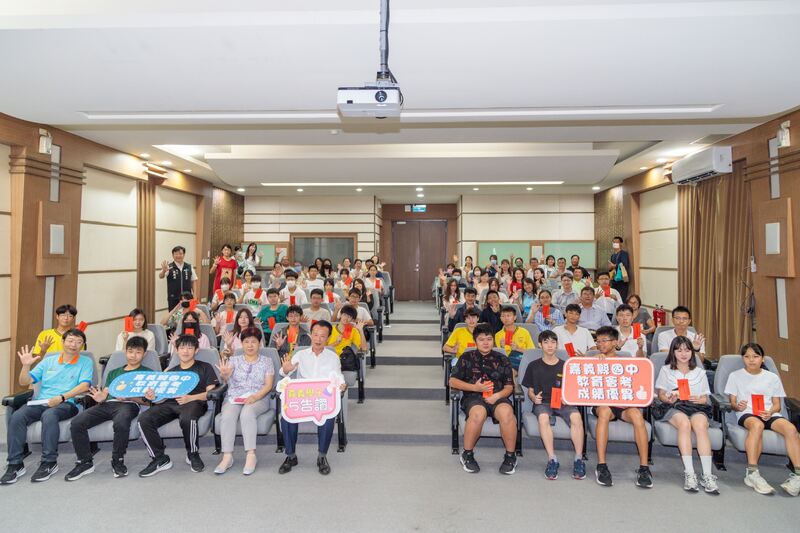 嘉義縣表揚國中會考5A學子，頒出總獎金66萬2000元