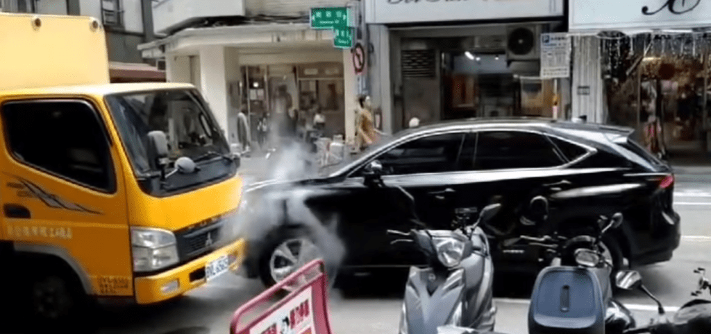 桃園74歲阿北出事了!  撞車還猛踩油門燒胎 桃園74歲阿北出事了!  撞車還猛踩油門燒胎