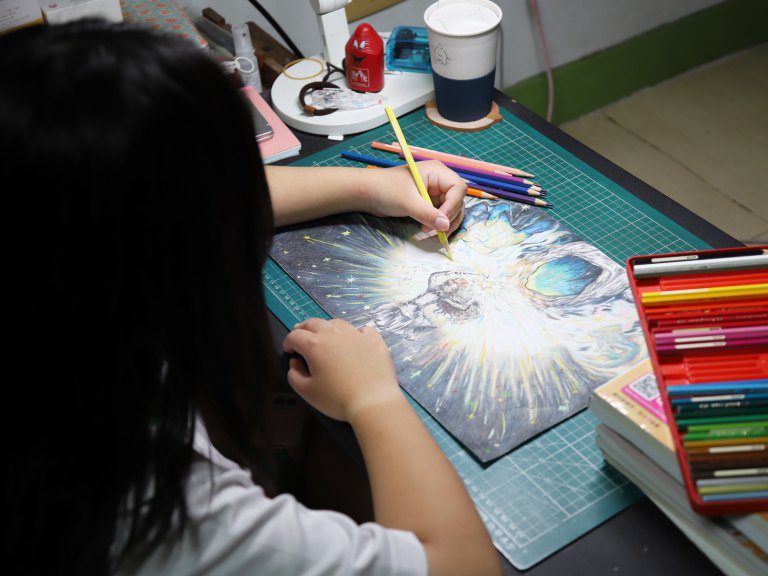 展望會陪伴孩子追夢 排灣族少女小雨無師自通 展望會陪伴孩子追夢 排灣族少女小雨無師自通