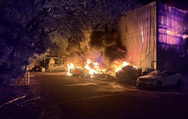 觀音區回收擺露天 起火燒起很嚇人 觀音區回收擺露天 起火燒起很嚇人