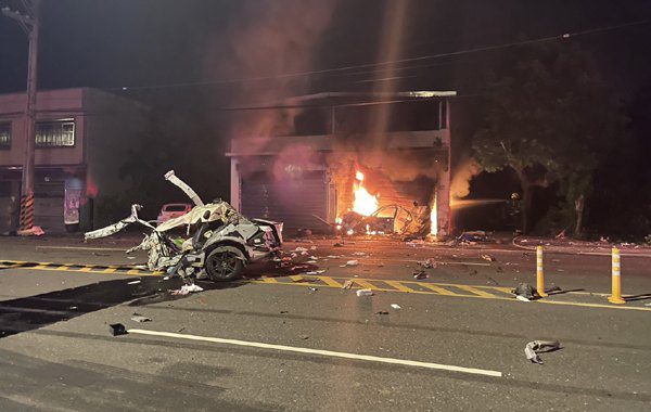 新屋區自小客失控 衝進民宅火燒車 新屋區自小客失控 衝進民宅火燒車