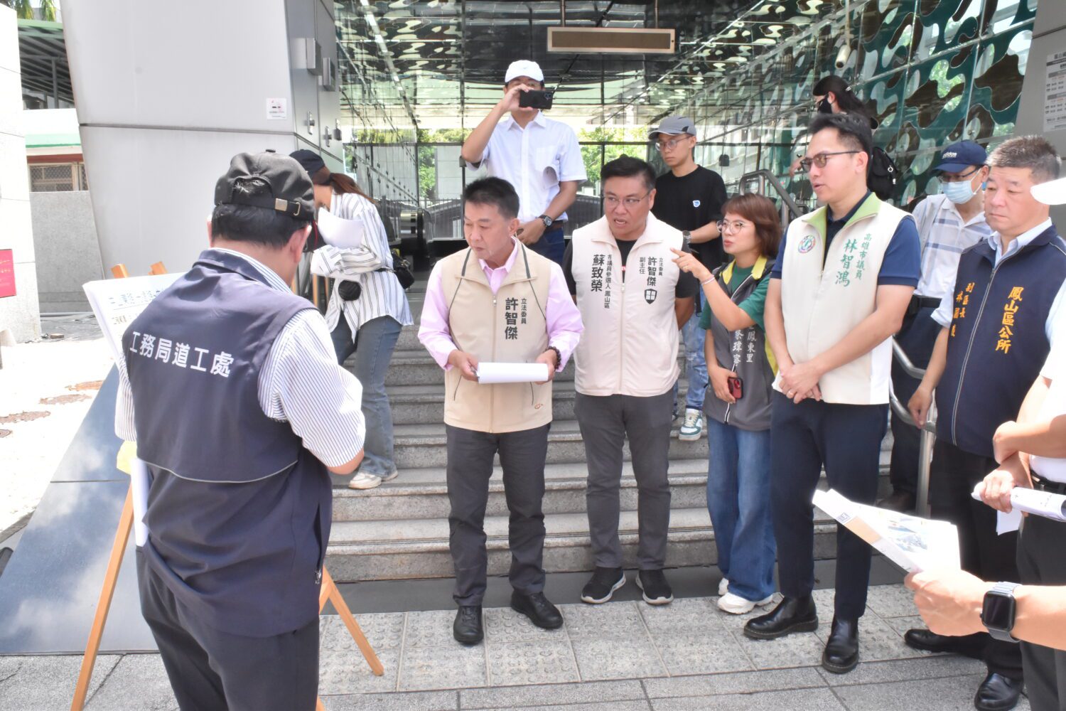 高雄中山東路30年未修   許智傑會勘爭取行人友善空間