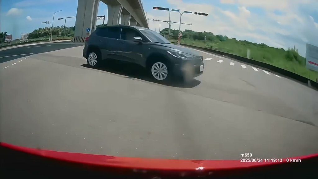 影/女重機隊長行車紀錄器曝光!遭左轉車撞飛命危 家屬3點說明:她已盡全力挽救這場事故 影/女重機隊長行車紀錄器曝光!遭左轉車撞飛命危 家屬3點說明:她已盡全力挽救這場事故
