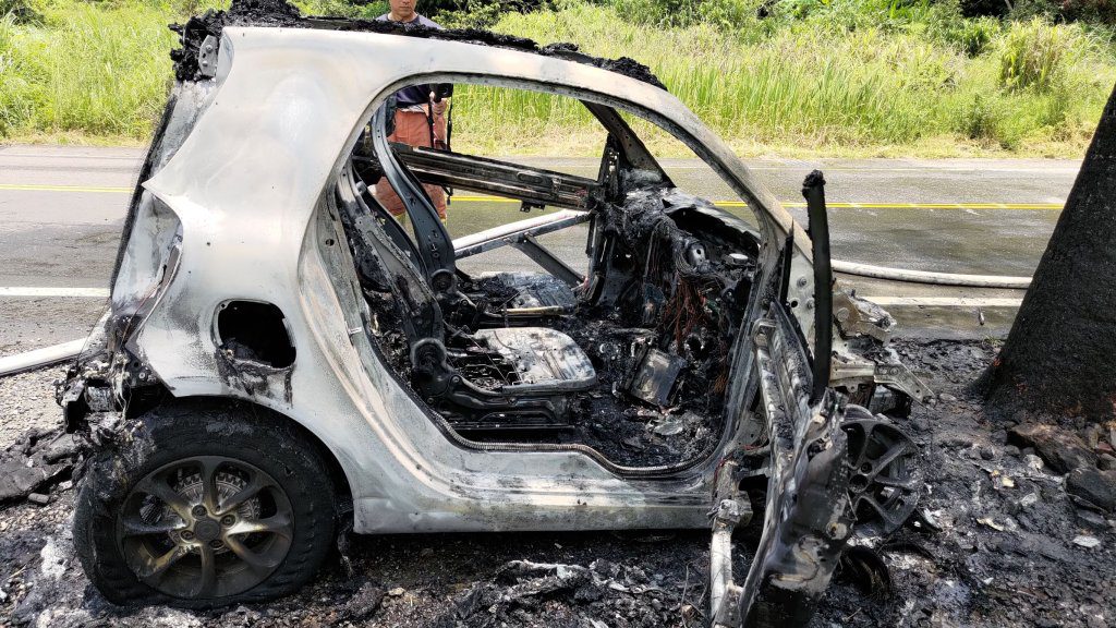 石碇慈興宮前火燒車!5旬婦開賓士SMART自撞路樹闖禍 石碇慈興宮前火燒車!5旬婦開賓士SMART自撞路樹闖禍