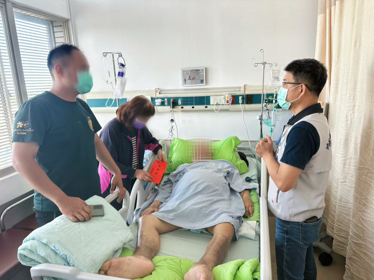 陸軍上士父親重症住院 臺東軍人服務站探視關懷 陸軍上士父親重症住院 臺東軍人服務站探視關懷