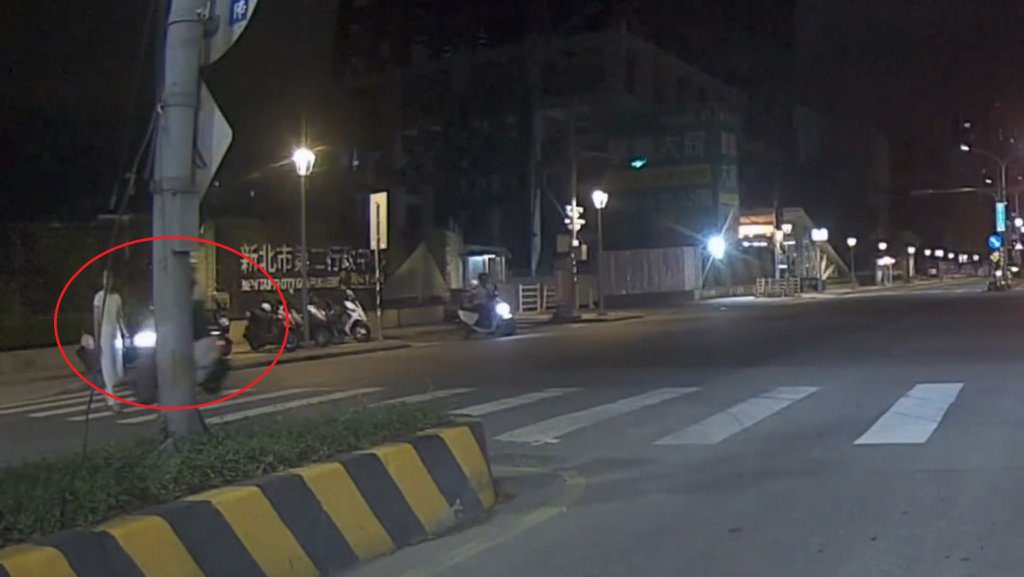 影/走斑馬線被撞死!女過馬路被闖紅燈騎士迎面撞飛 目擊者嚇傻:好可怕 影/走斑馬線被撞死!女過馬路被闖紅燈騎士迎面撞飛 目擊者嚇傻:好可怕