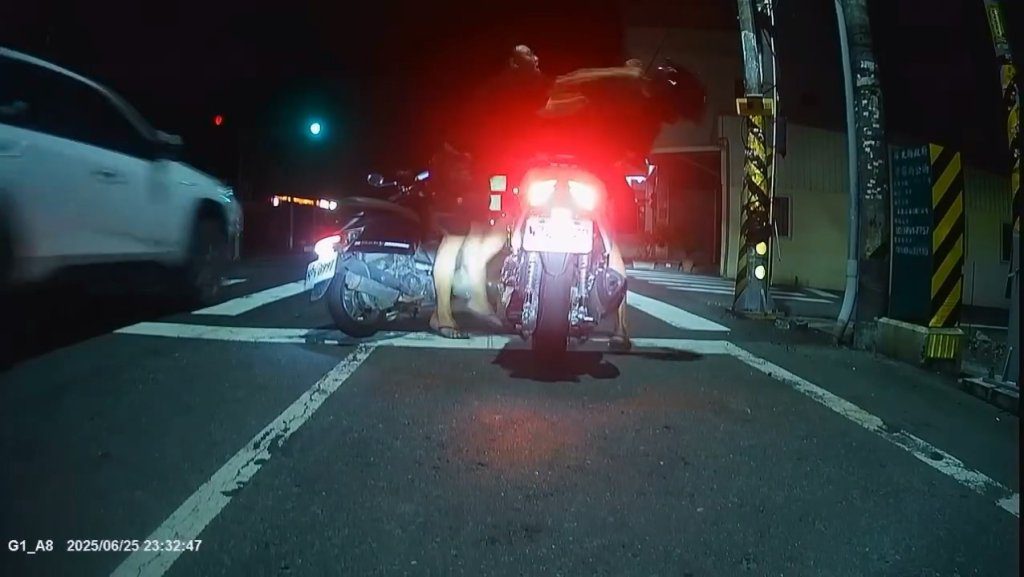 影/等紅燈莫名被嗆「跨三小」!還被對方拿安全帽打 騎士PO事發影片引熱議 影/等紅燈莫名被嗆「跨三小」!還被對方拿安全帽打 騎士PO事發影片引熱議