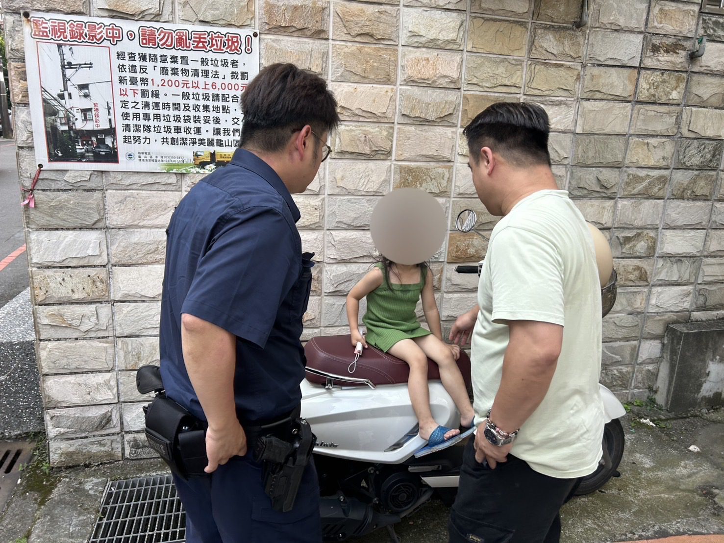 趁媽媽上班偷溜出門 龜山警助4歲女童返家 趁媽媽上班偷溜出門 龜山警助4歲女童返家