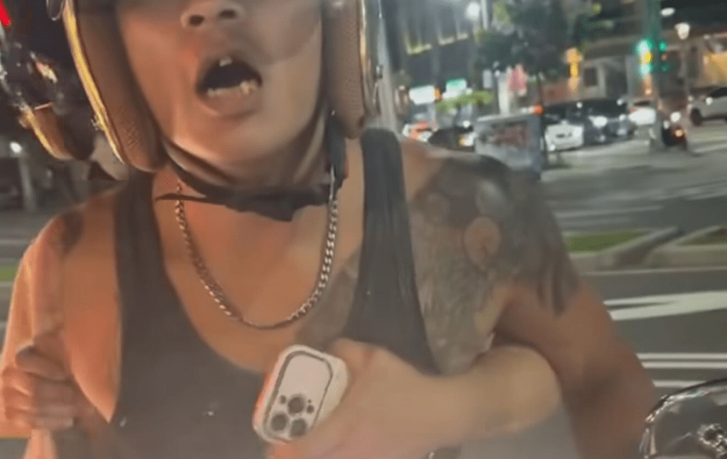 影/刺青騎士沿路按喇叭!對到眼嗆「跨殺小」爆口角 警察沒到人先溜 影/刺青騎士沿路按喇叭!對到眼嗆「跨殺小」爆口角 警察沒到人先溜