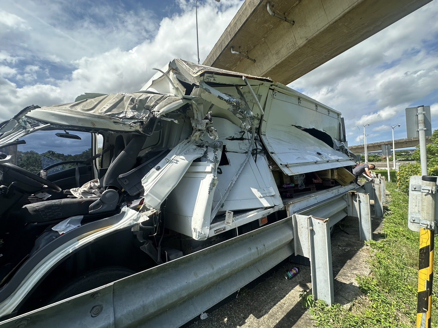 國2大園交流道貨車「車頂撞凹」 駕駛送醫搶救中 國2大園交流道貨車「車頂撞凹」 駕駛送醫搶救中