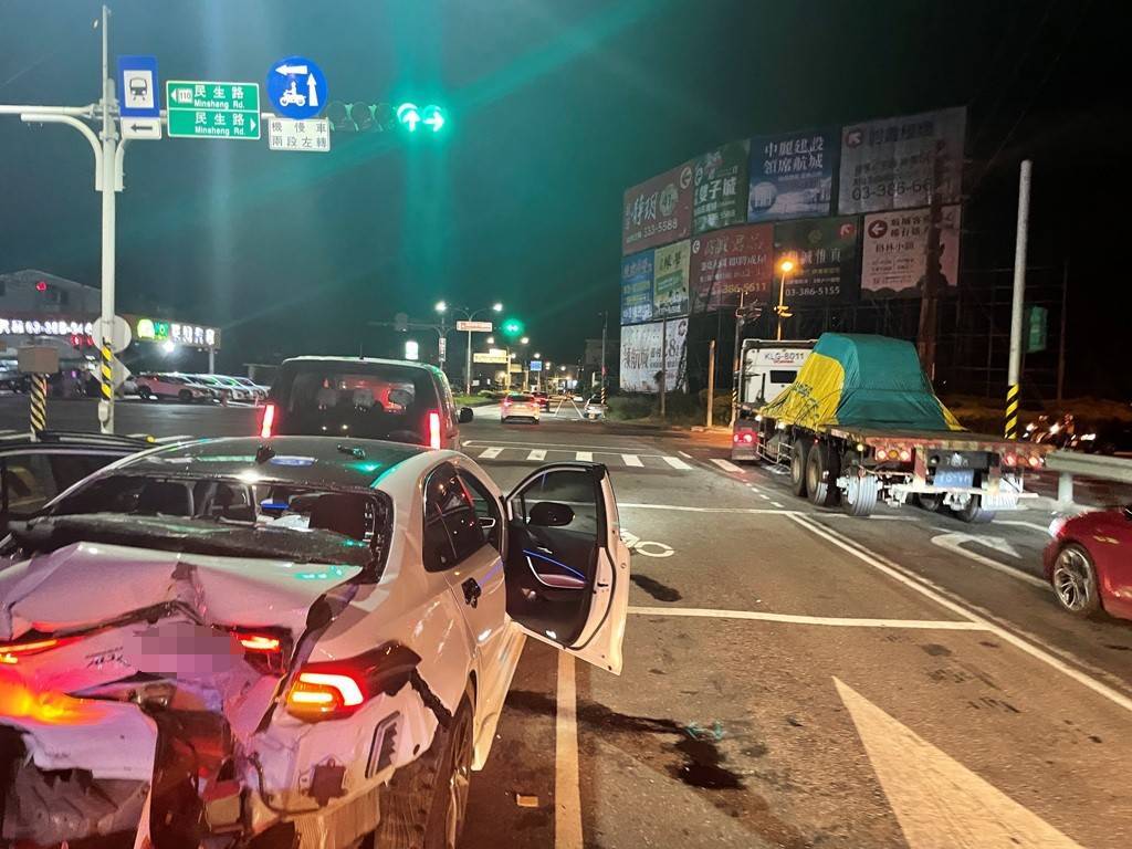 【有片】沒看到紅燈?47歲男未減速直直撞 前車屁股慘遭撞爛 【有片】沒看到紅燈?47歲男未減速直直撞 前車屁股慘遭撞爛