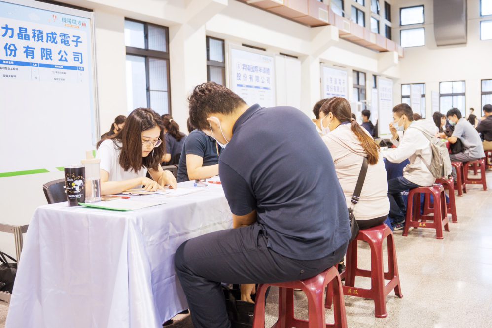 廠商徵才開出月薪最高10萬元 桃竹苗7月份徵才活動釋出逾萬個職缺 廠商徵才開出月薪最高10萬元 桃竹苗7月份徵才活動釋出逾萬個職缺