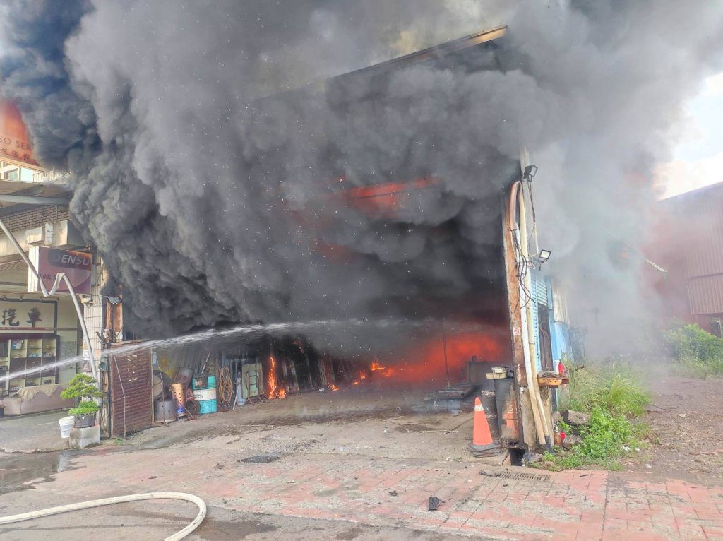 快訊/嘉義工廠火警!「大量濃煙竄出」緊急搶救 快訊/嘉義工廠火警!「大量濃煙竄出」緊急搶救