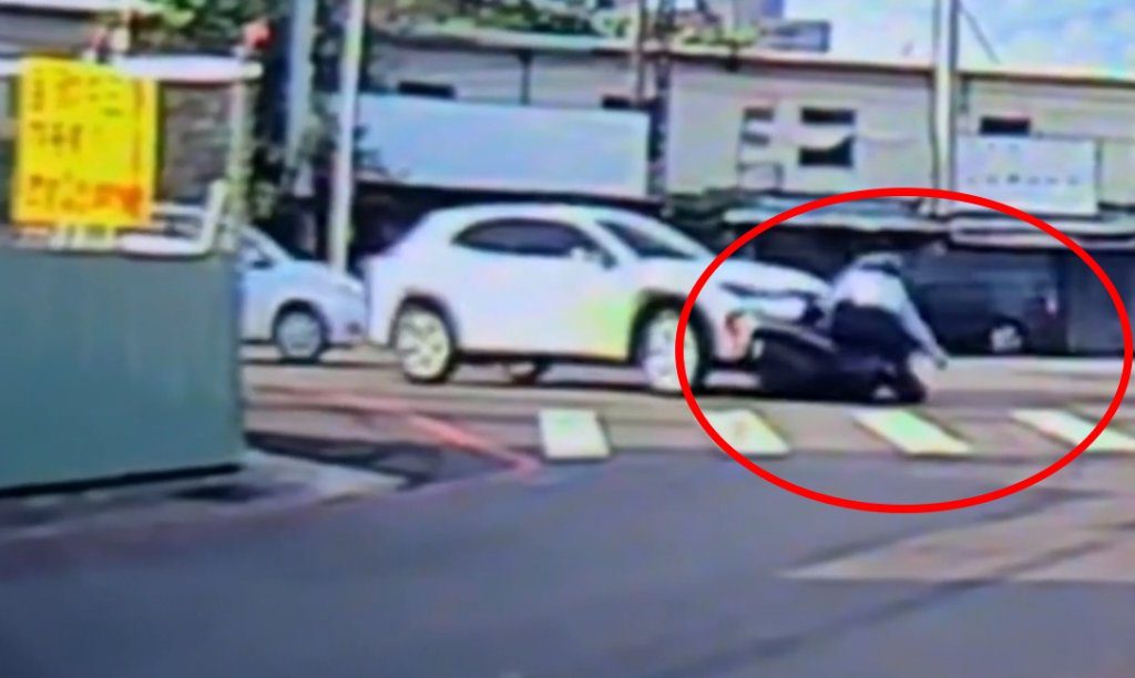 右轉視線死角釀禍!台中轎車撞上直行機車 騎士人車倒地畫面曝 右轉視線死角釀禍!台中轎車撞上直行機車 騎士人車倒地畫面曝
