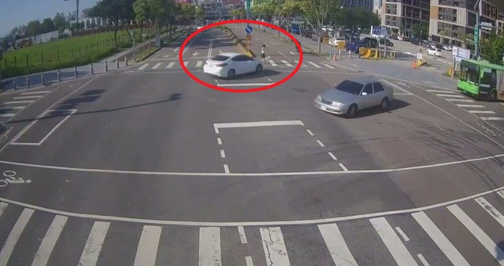 影／台中行人地獄！25歲女牽狗行走斑馬線「遭左轉車撞」不治　母：女兒撐了15天已隨媽祖修行去了