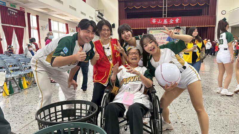 「如鷹展翅 與老同行」台鋼雄鷹陪華山孤老 揮出好球