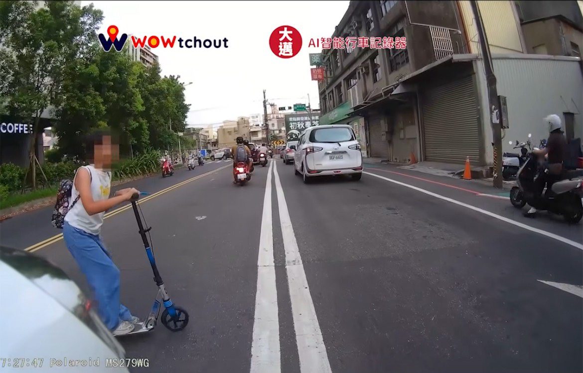 【有片】桃園女童騎滑板車衝出馬路 騎士急剎險摔驚險一瞬 【有片】桃園女童騎滑板車衝出馬路 騎士急剎險摔驚險一瞬