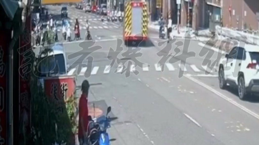 快訊/驚悚撞擊瞬間曝!高市消防車「撞飛」女騎士 全程畫面都錄下 快訊/驚悚撞擊瞬間曝!高市消防車「撞飛」女騎士 全程畫面都錄下