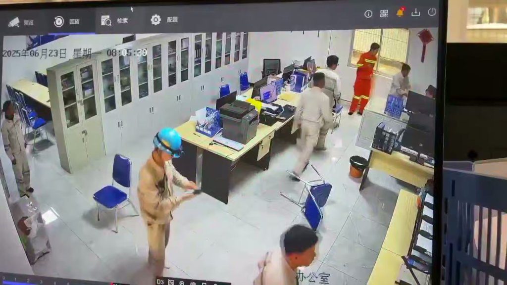 影/印尼工人遭解雇!火大拿刀朝中國籍經理連刺四刀 逃逸3天被逮 影/印尼工人遭解雇!火大拿刀朝中國籍經理連刺四刀 逃逸3天被逮