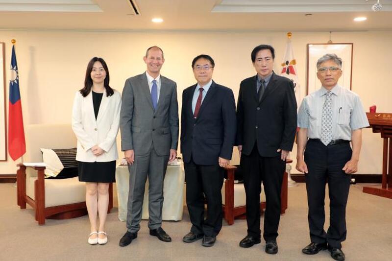 歐盟谷力哲處長拜訪黃偉哲 肯定民主人權價值與經貿合作潛力 歐盟谷力哲處長拜訪黃偉哲 肯定民主人權價值與經貿合作潛力