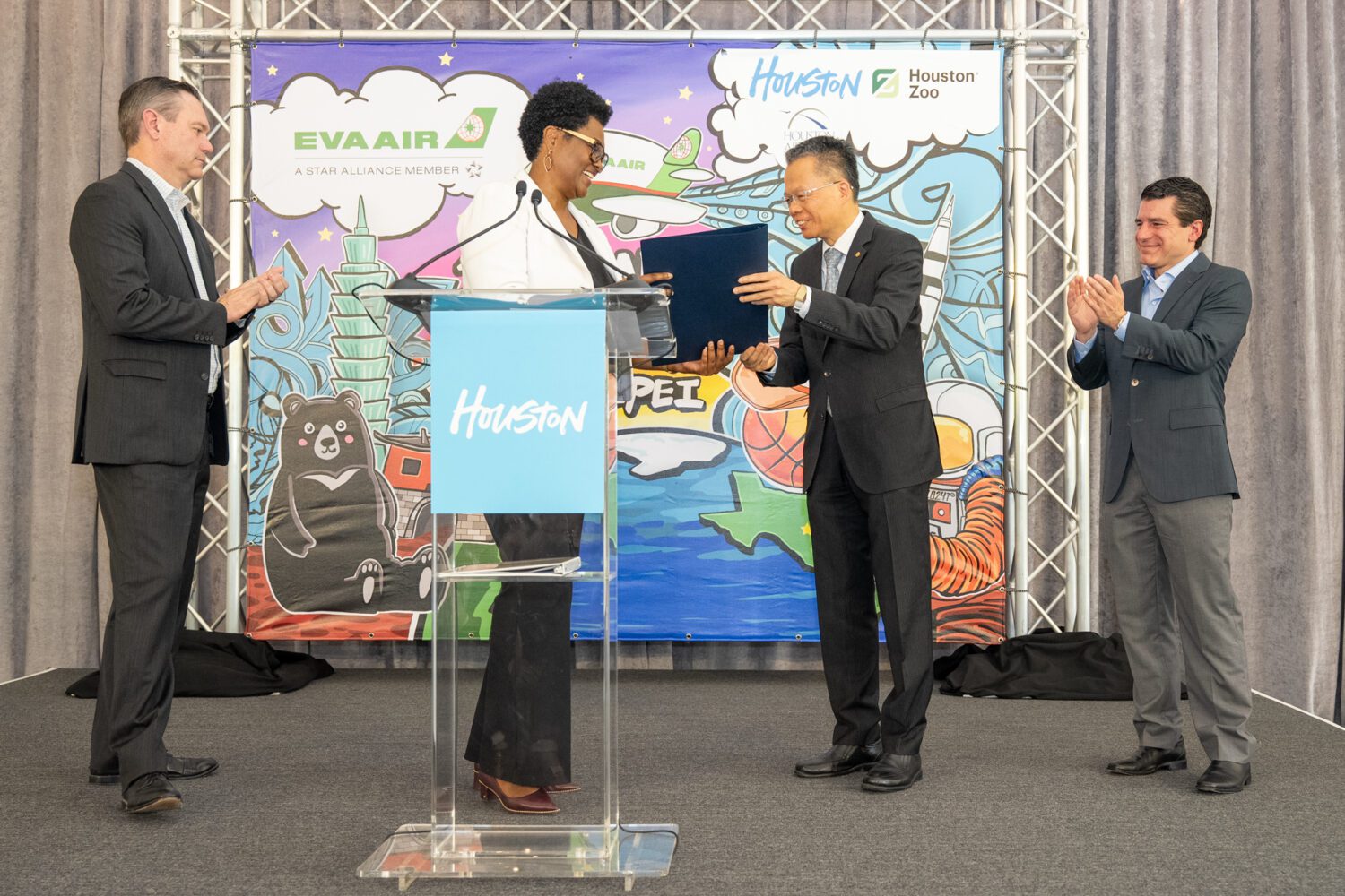 長榮航空開航休士頓十週年 休士頓副市長頒發「市長文告」 表示感謝