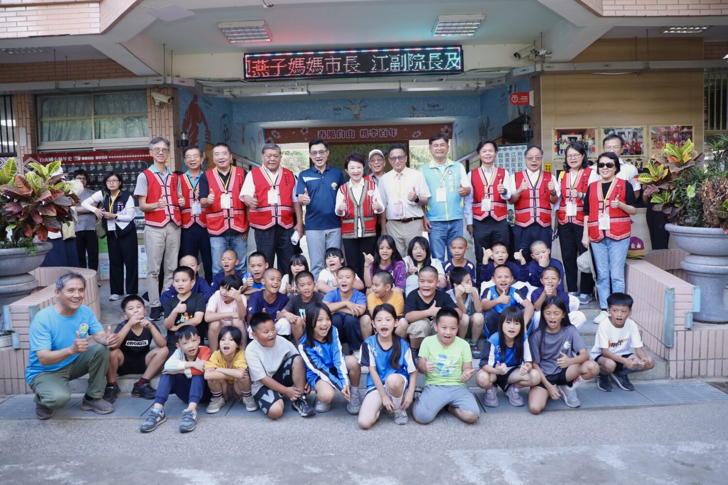 市長盧秀燕親贈旅費助自由國小征戰美國少棒錦標賽 更加碼10萬「加菜金」助圓夢