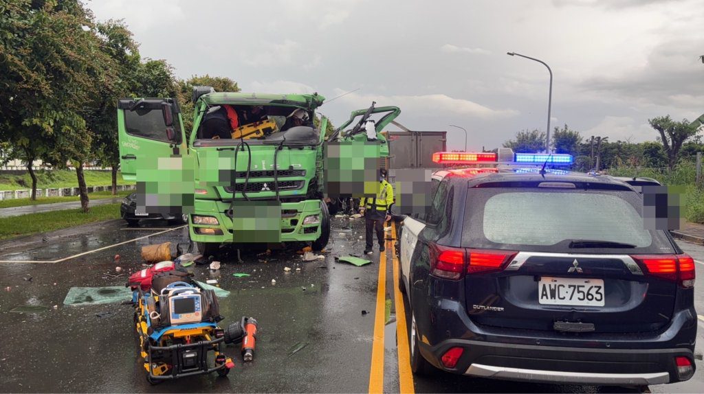 快訊/高雄小貨車釀5起車禍!一路狂撞「逆向迎面撞大車」才停 快訊/高雄小貨車釀5起車禍!一路狂撞「逆向迎面撞大車」才停