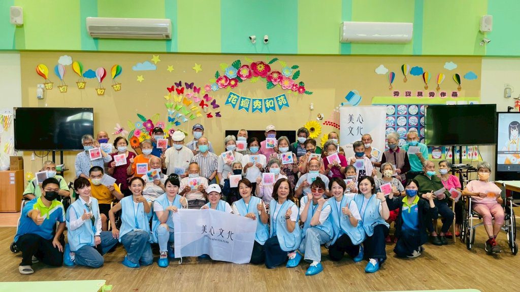 花壇日照粉彩畫創作 長輩們畫出心中最美的花朵 花壇日照粉彩畫創作 長輩們畫出心中最美的花朵