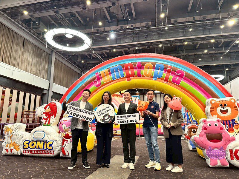 新光三越高雄左營店《Jumptopia 繽紛大冒險》攜手「音速小子 Sonic」聯名掀起一股全新玩樂風潮! 新光三越高雄左營店《Jumptopia 繽紛大冒險》攜手「音速小子 Sonic」聯名掀起一股全新玩樂風潮!